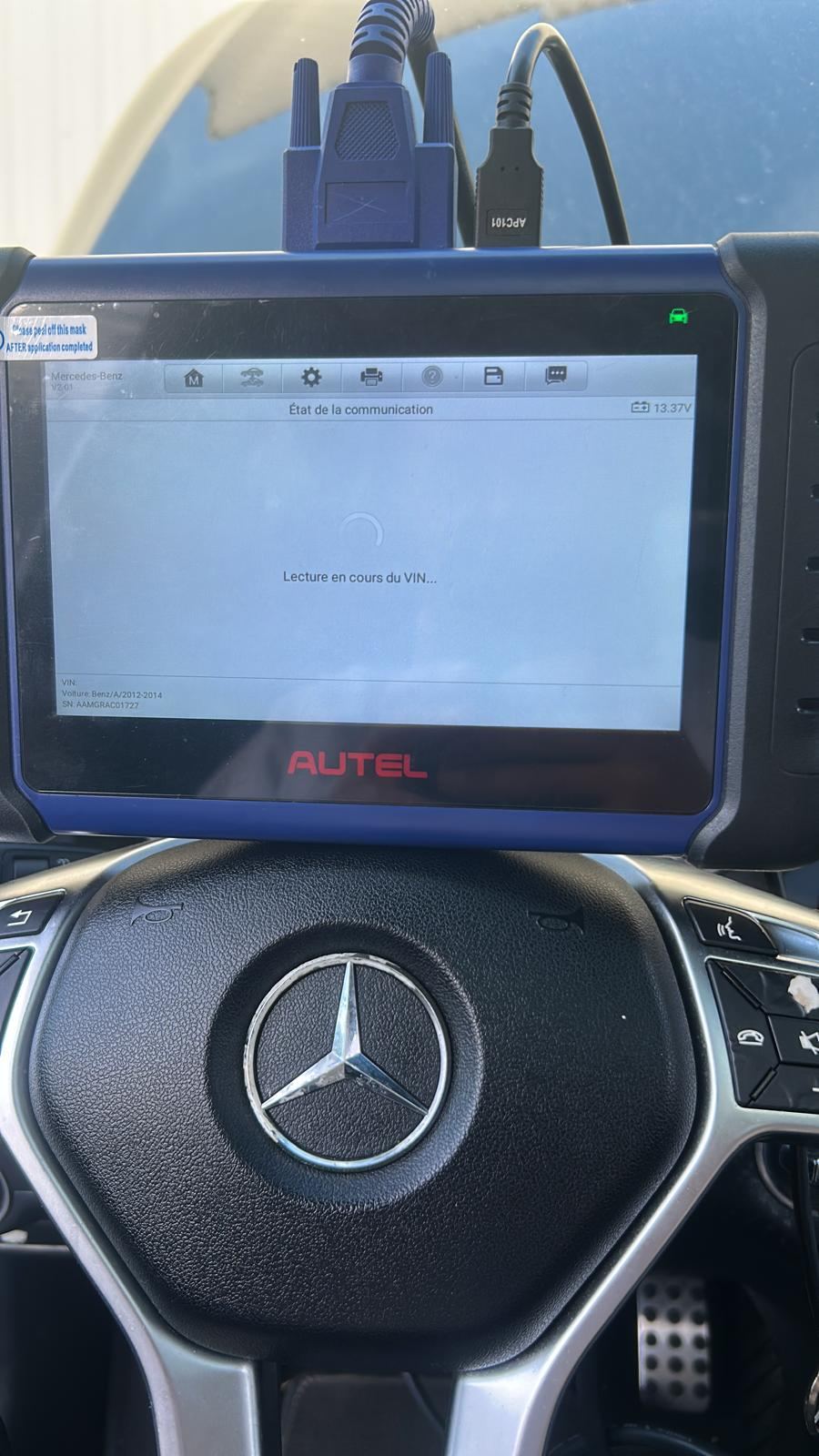 Valise de diagnostic branchée sur une Mercedes Classe A